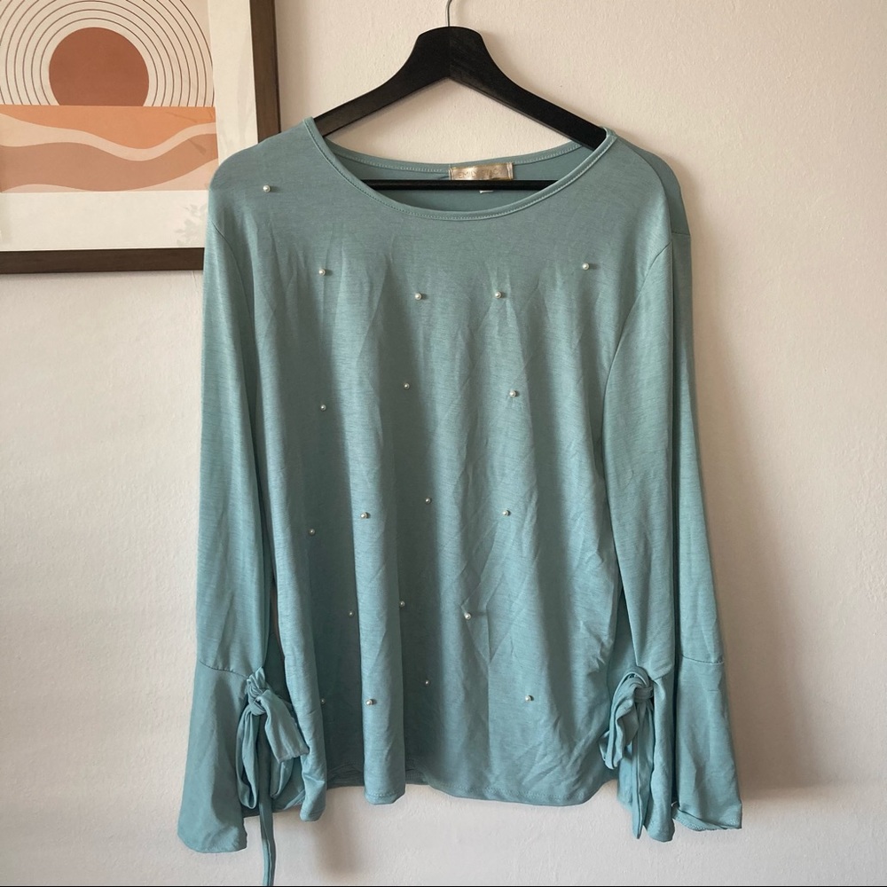 Vintage Plus Size Pearl Flare Sleeve Top!